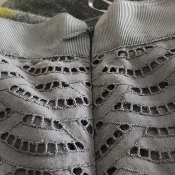 Adorable eyelet mini-skirt - Picture 2 of 2